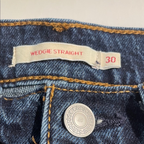 Woman’s Levi's Dark Blue Straight Jeans - Picture 2 of 4